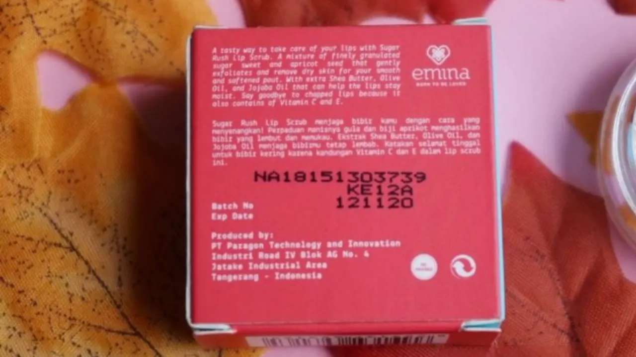 Gambar bagian belakang kemasan Emina Sugar Rush Lip Scrub yang menampilkan deskripsi produk, nomor BPOM, batch, dan alamat pabrik produksi
