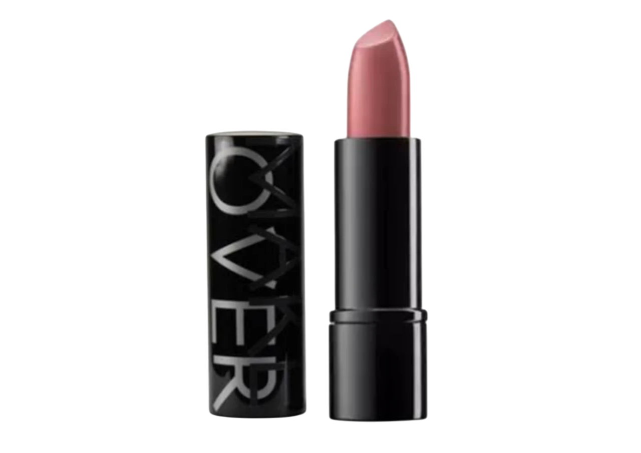 Tampilan elegan lipstik Make Over Ultra Shine dengan hasil akhir berkilau